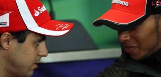 Přetahovaná mezi Felipem Massou (vlevo) a Lewisem Hamiltonem zřejmě jen tak neskončí.