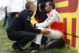 Lewis Hamilton při pohovoru s týmovým šéfem Martinem Whitmarshem.