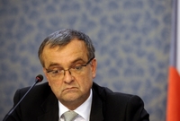 Ministr financí Miroslav Kalousek nevidí budoucnost v růžových barvách.