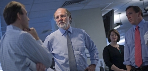Šéf MF Global Jon Corzine (druhý zleva).