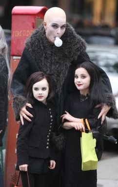 Strašidelné filmy táhnou: Adamsova rodina inspirovala letos o Halloweenu i Brooke Shieldsovou s dcerkami.
