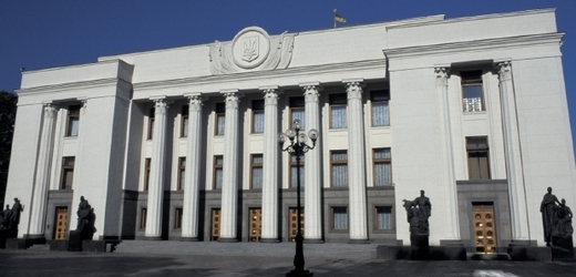 Několik set lidí vzalo útokem parlamentní budovu v ukrajinské metropoli Kyjevě.