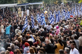 Tisícihlavé prostesty v Řecku dělají starosti řecké vládě, vypíše raději referendum.