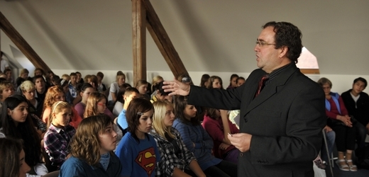 Starosta Nového Boru Jaromír Dvořák diskutoval s místními dětmi.