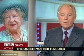 Moderátor Peter Sissons informoval o smrti královny matky v nevhodném oblečení.
