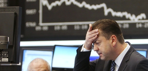 Pád akcií může způsobovat i horší věci než jen bolení hlavy (ilustrační foto).