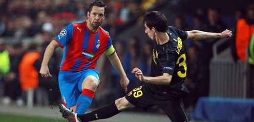 Pavel Horváth (uprostřed) v zápase s Barcelonou.