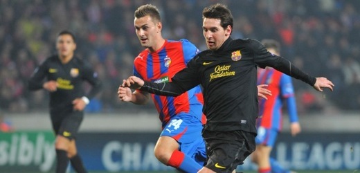 Lionel Messi uniká Radimu Řezníkovi před čtvrtým gólem Barcelony.