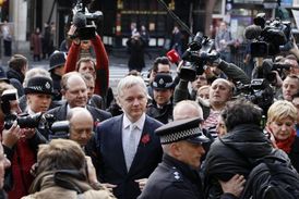 Assange přichází v chumlu svých fanoušků k odvolacímu soudu.