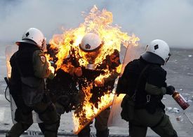 Hněv lidu. Policisté hasí v Aténách kolegu po útoku lahve s hořícím petrolejem.