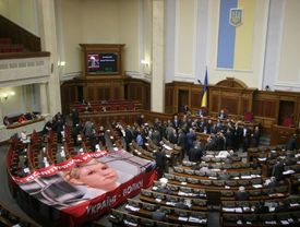 Blok Tymošenkové protestuje v ukrajinském parlamentu.