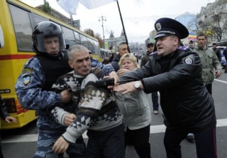 Příznivce Tymošenkové pacifikuje v policie v Kyjevě.