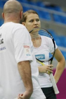 Lucie Šafářová během tréninku při konzultaci s osobním koučem Petry Kvitové Davidem Kotyzou, který přijel doplnit český tým.