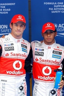 Kolegové a zároveň soupeři Jenson Button (vlevo) a Lewis Hamilton.