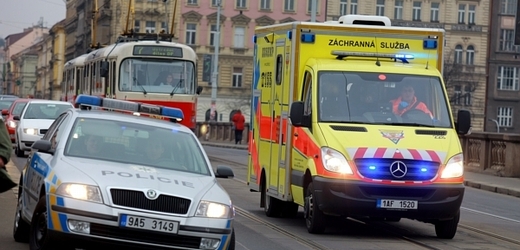 Deset hostů hotelu v Praze 5 odvezli záchranáři do nemocnice (ilustrační foto).