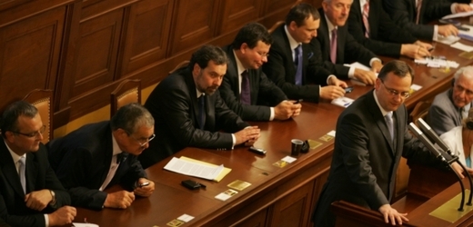 Pohled na českou vládu ve sněmovně.