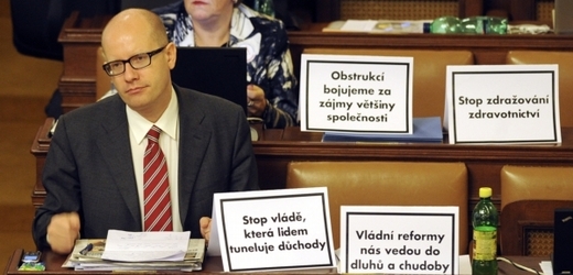 Bohuslav Sobotka při obstrukcích ve sněmovně.