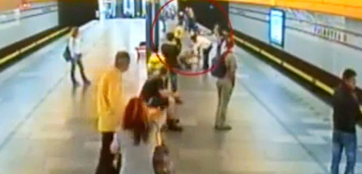 Bitka v metru na kamerovém záznamu.