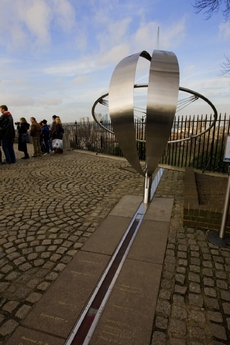 Nultý poledník v Greenwichi dělí svět na západní a východní polokouli.