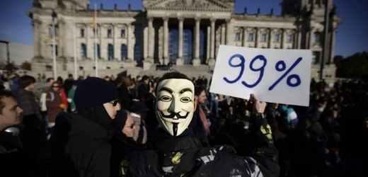 Demonstrace "dolních 99 %" proti kapitalismu před německým Bundestagem.