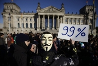 Demonstrace "dolních 99 %" proti kapitalismu před německým Bundestagem.