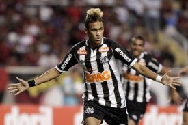 Neymar září v brazilské lize v dresu FC Santos. 