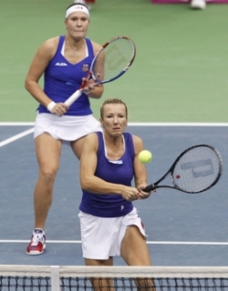 Lucie Hradecká (vzadu) a Květa Peschkeová ve vítězné čtyřhře.