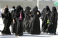 Mezi poutníky nechybějí ani muslimské ženy, které jsou tradičně zahalené.