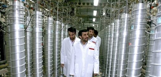 Prezident Mahmúd Ahmadínežád na inspekci jaderného zařízení v Natanzu, 2008.