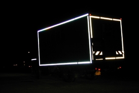 Takhle vypadá kamion v nočním provozu.