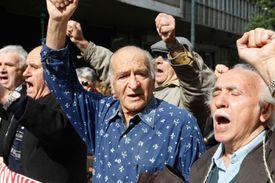 Živí důchodci demonstrují proti úsporným opatřením v Aténách.