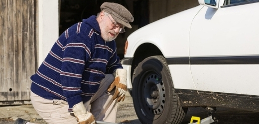 Muž byl při výměně pneumatiky okraden o 400 tisíc (ilustrační foto).