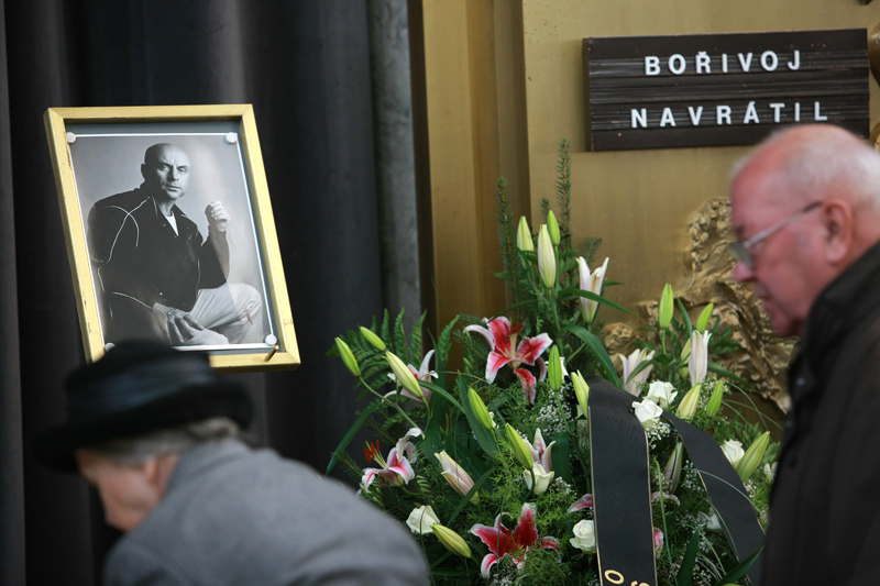 Květiny poslal do Strašnického krematoria Činoherní klub, Švandovo divadlo a Divadlo Na zábradlí.