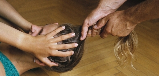 Muž partnerku mimo jiné vláčel za vlasy po zemi (ilustrační foto).