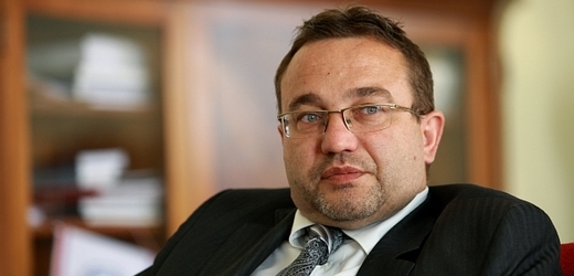 Ministr školství Josef Dobeš pozastavil podezřelý tendr.