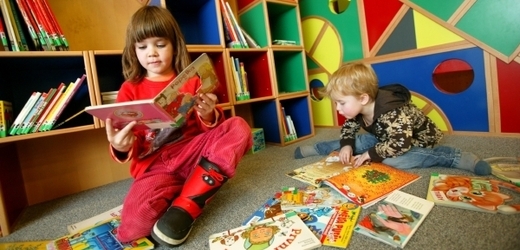 Pokud se děti vyhýbají knihám nebo mají problémy se čtením, měli by tomu rodiče věnovat pozornost (ilustrační foto).
