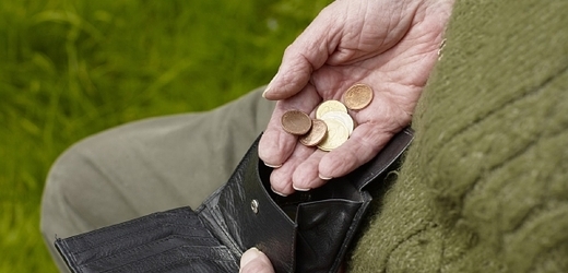 Ministerstvu scházejí více než 4 miliardy na výplatu penzí (ilustrační foto). 