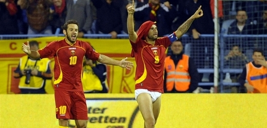Mirko Vučinić oslavuje svůj gól v zápase se Švýcarskem.