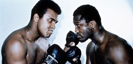 Muhammad Ali (vlevo) a Joe Frazier.