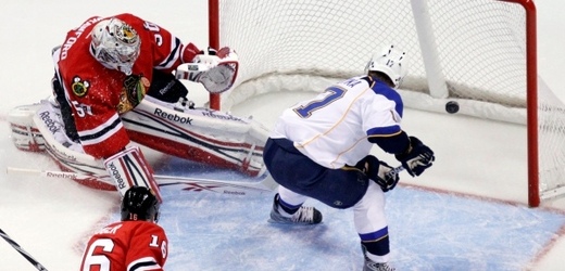 Vladimír Sobotka dává svůj první gól v tomto ročníku NHL.