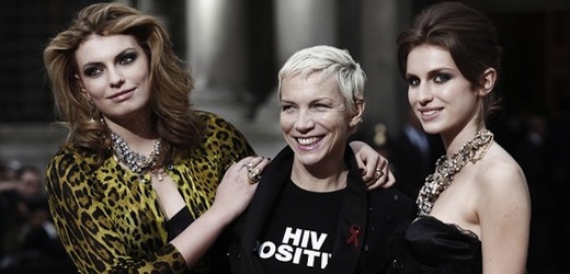 Zleva Lola, Annie Lennoxová a Tali na přehlídce Dolce & Gabbana.