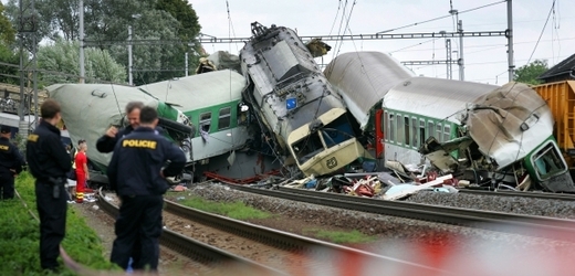 Během ohromné železniční nehody přišlo o život osm lidí a téměř sto cestujících utrpělo zranění.