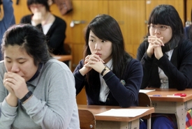 Osud žáků a jejich budoucí život často závisí na pár hodinách zkoušek.