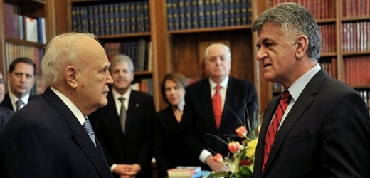Prezident Karolos Papulias (vlevo) a předseda parlamentu Filippos Petsalnikos. 