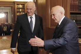 Řecký prezident Carolos Papoulias (vpravo) řeší podobu budoucí vlády.