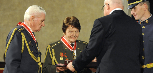 Marie Ljalková-Lastovecká (uprostřed) s prezidentem Klausem na snímku z 28. října 2010.