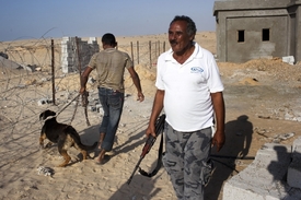 Po svržení Mubaraka zavládlo na Sinaji bezvládí. Na bezpečnost plynovodu dohlížejí amatéři.