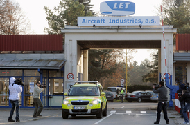 Po incidentu v areálu letecké továrny Aircraft Industries zůstali na místě tři mrtví.