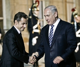 Až se Sarkozy s Netanjahuem příště potkají, bude oběma nejspíš trapně.