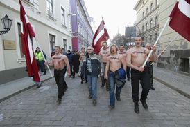 Nacionalisté v Lotyšsku protestují proti hraniční smlouvě s Ruskem.